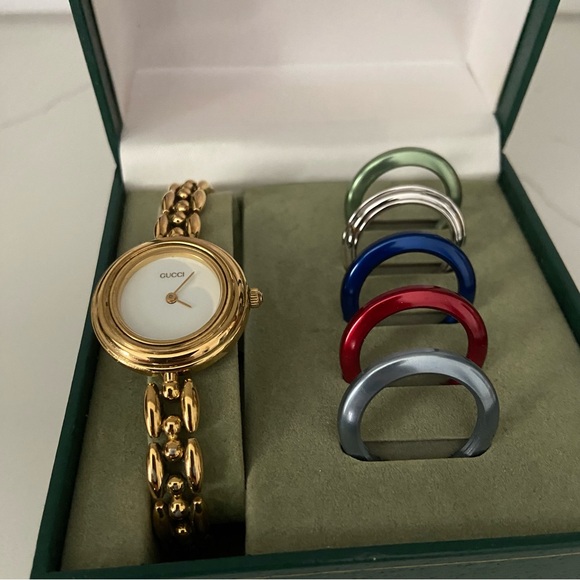 Gucci Interchangeable Bezel Watch with box and 5 bezels - Picture 2 of 5